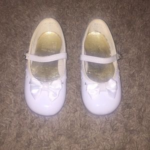 Toddler Girls size 5 white dress shoes with bows